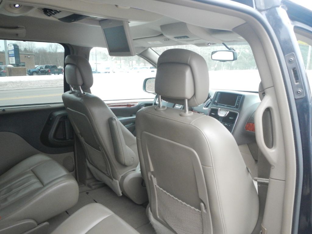 2014 Chrysler Town & Country Image 22