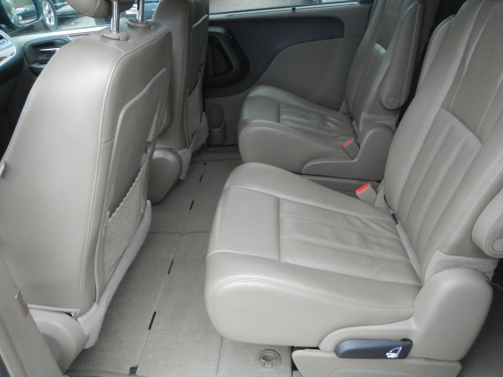 2014 Chrysler Town & Country Image 36