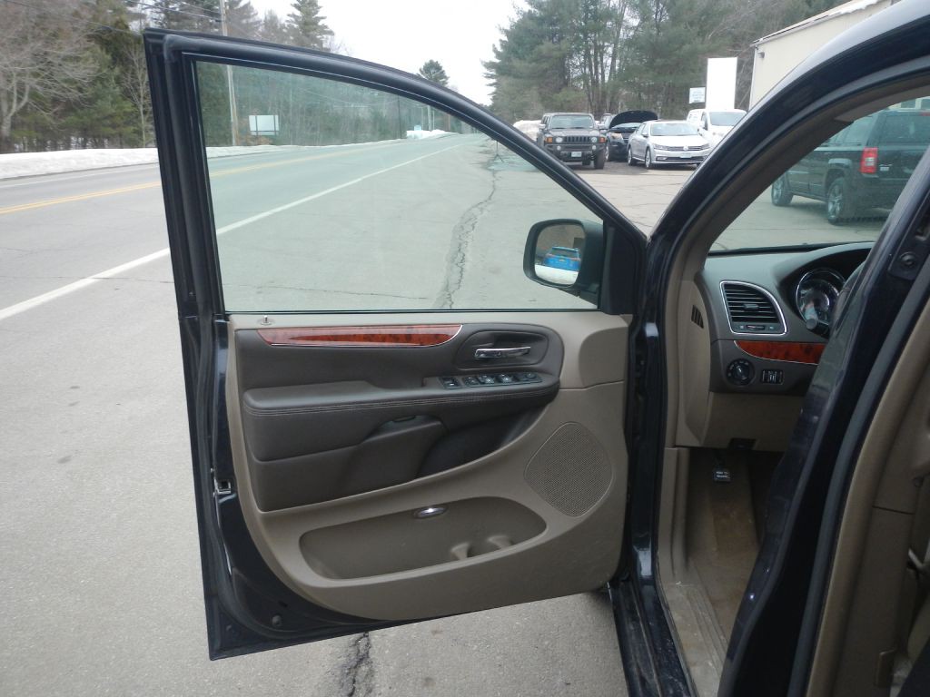 2014 Chrysler Town & Country Image 40