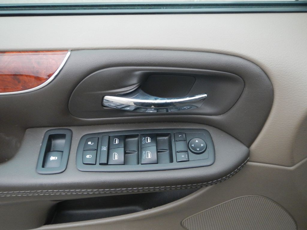 2014 Chrysler Town & Country Image 41