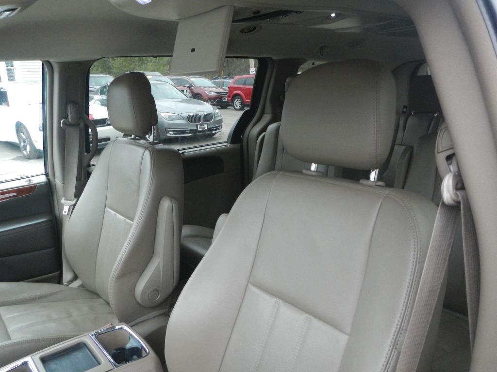 2014 Chrysler Town & Country Image 42