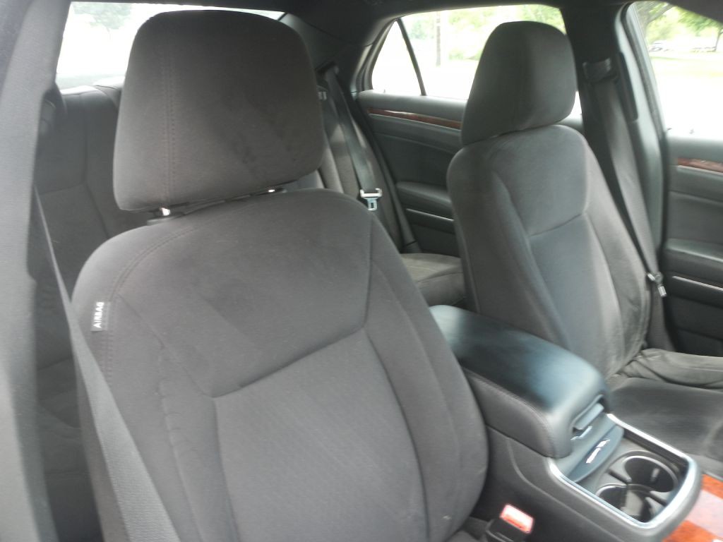 2012 Chrysler 300 Image 3