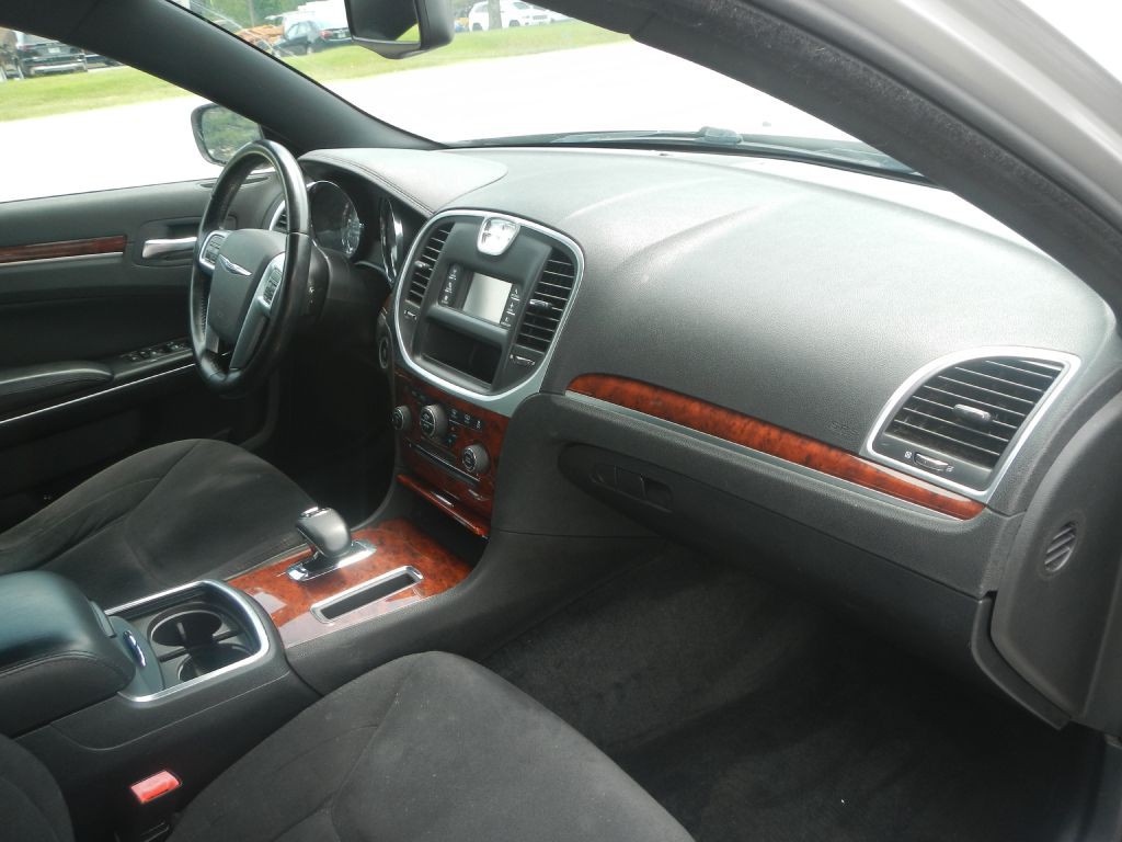 2012 Chrysler 300 Image 4