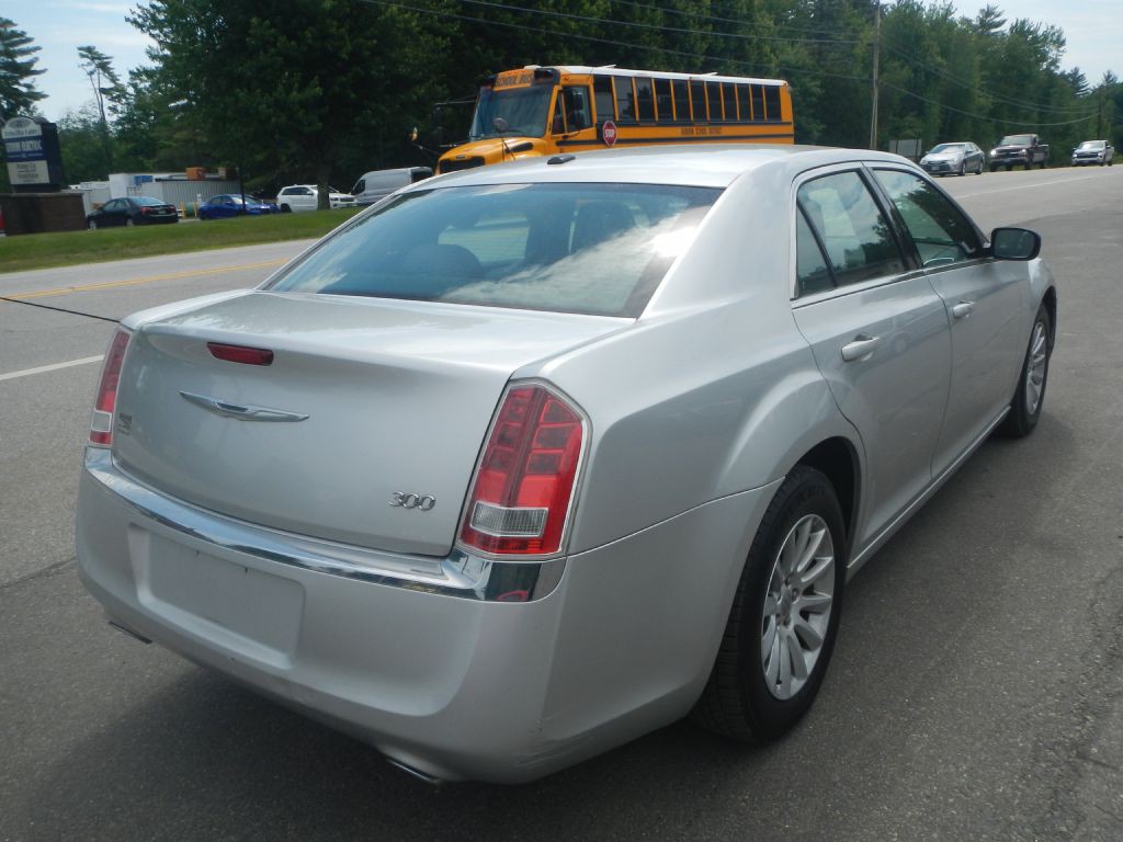 2012 Chrysler 300 Image 6