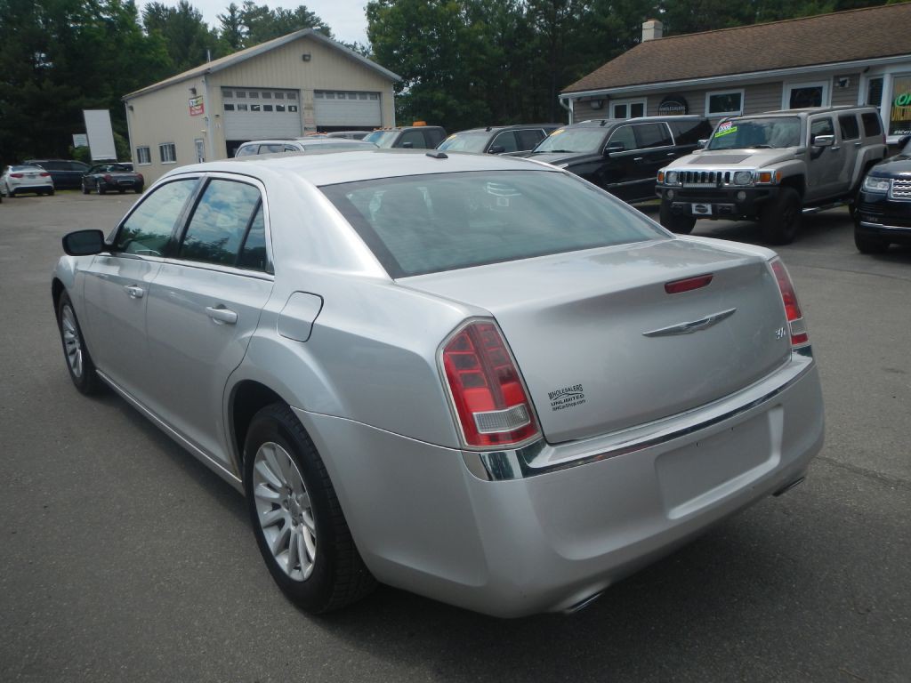 2012 Chrysler 300 Image 7