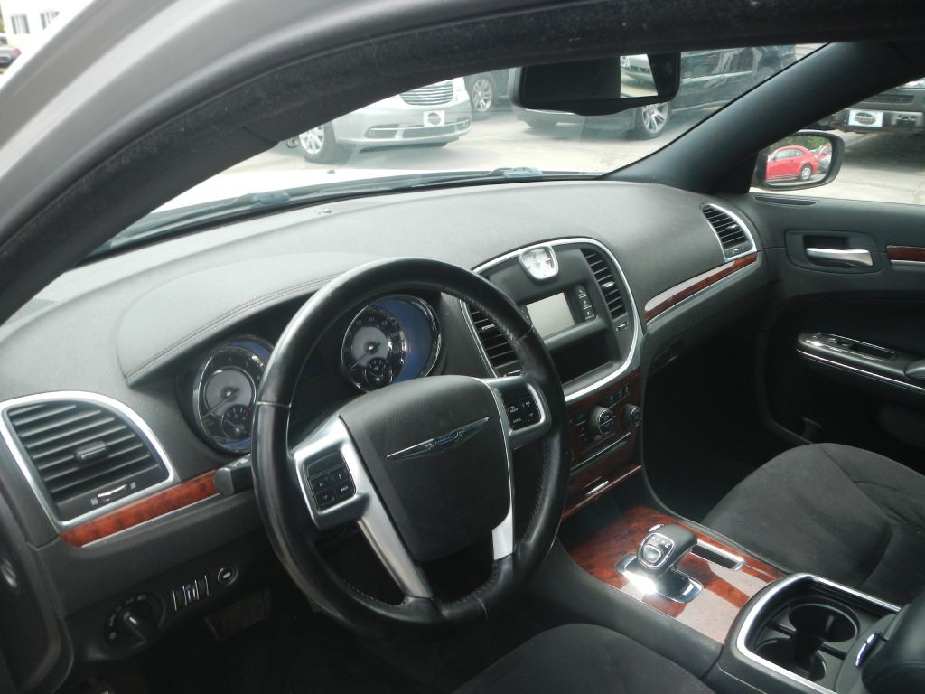 2012 Chrysler 300 Image 9