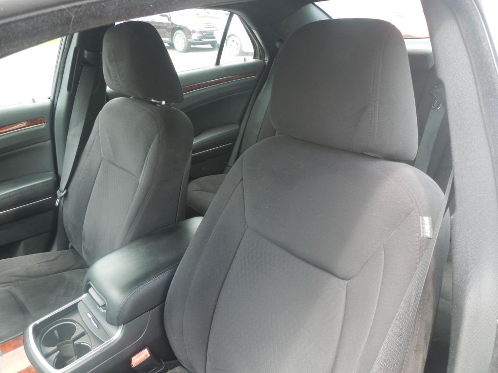 2012 Chrysler 300 Image 10