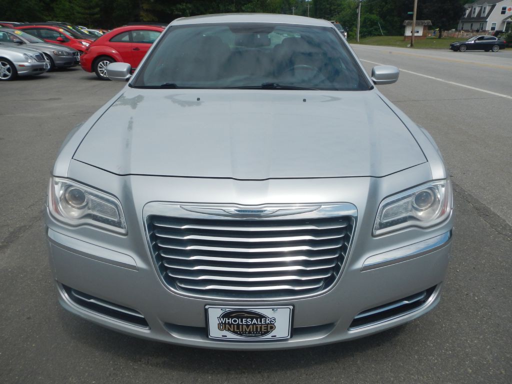 2012 Chrysler 300 Image 11