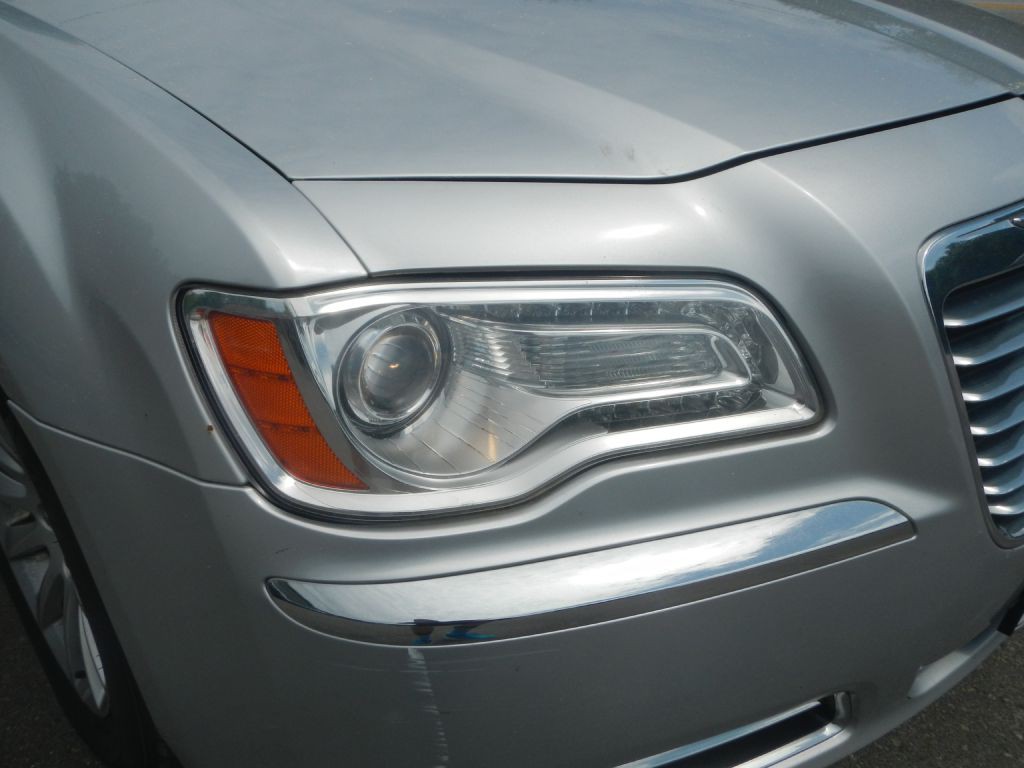 2012 Chrysler 300 Image 12