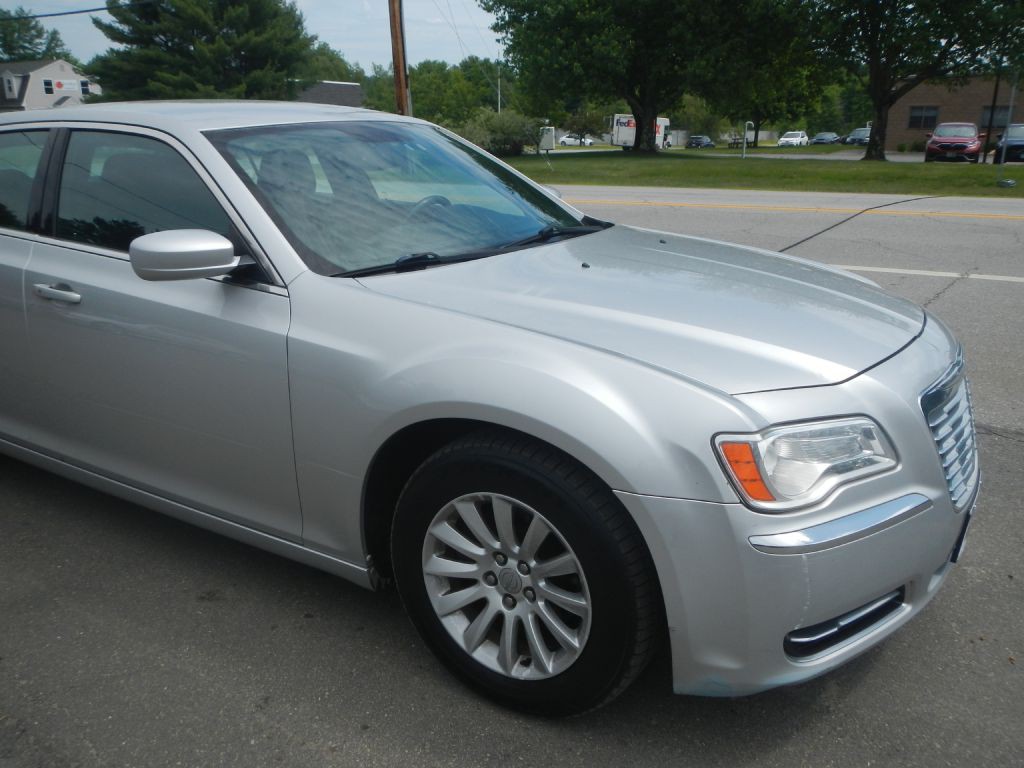 2012 Chrysler 300 Image 13