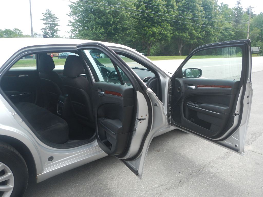 2012 Chrysler 300 Image 16