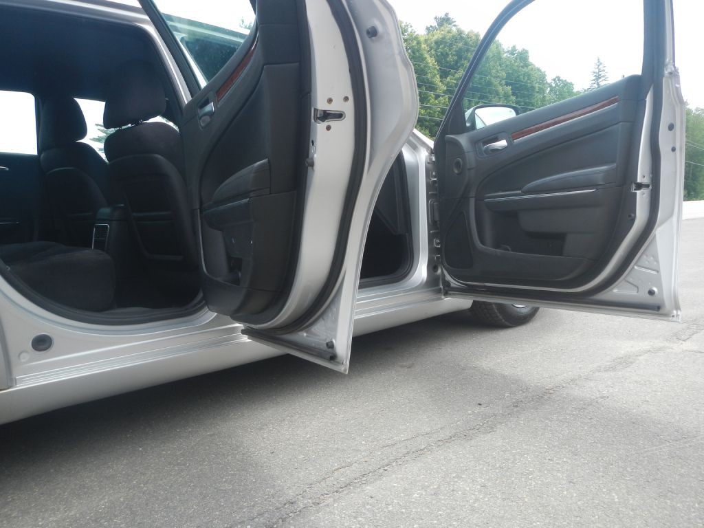 2012 Chrysler 300 Image 17