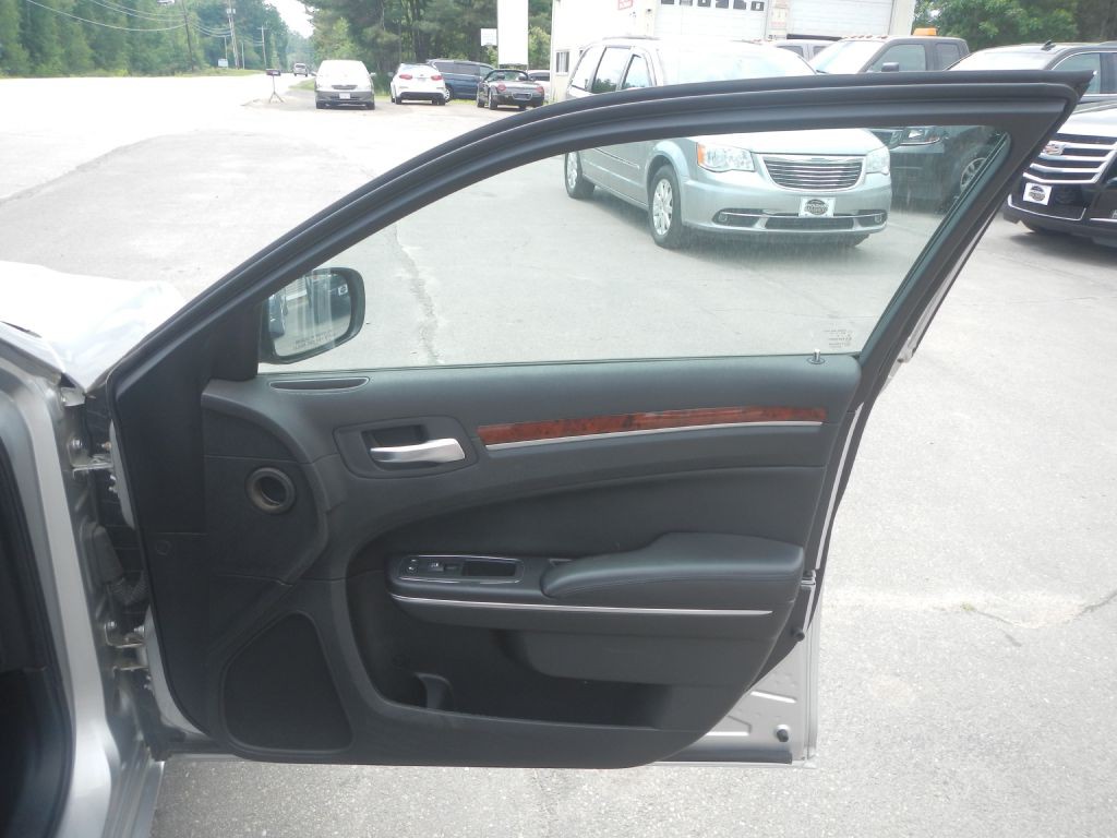 2012 Chrysler 300 Image 18