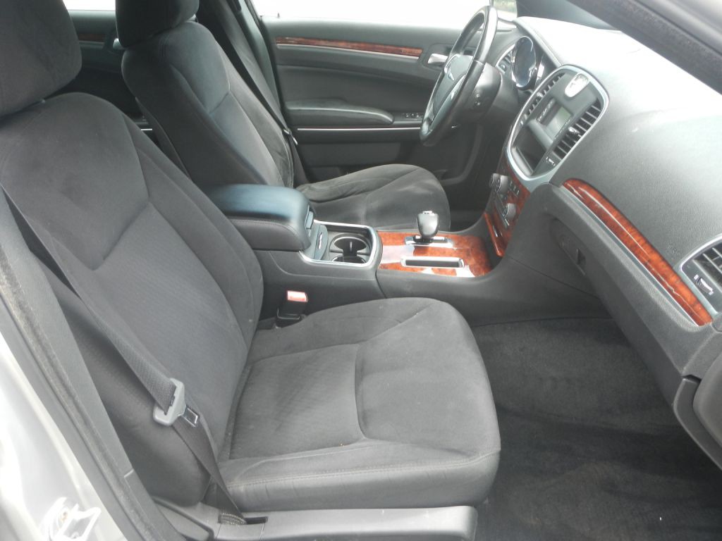 2012 Chrysler 300 Image 19