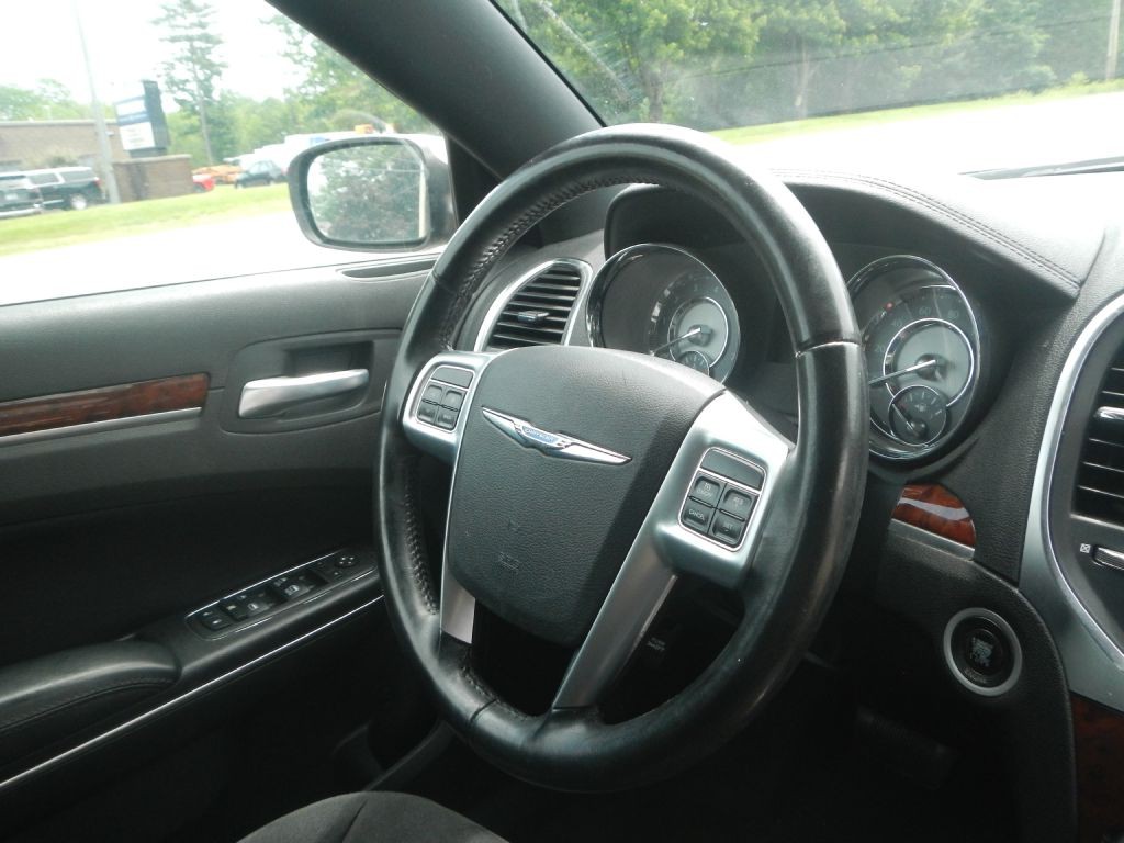2012 Chrysler 300 Image 21