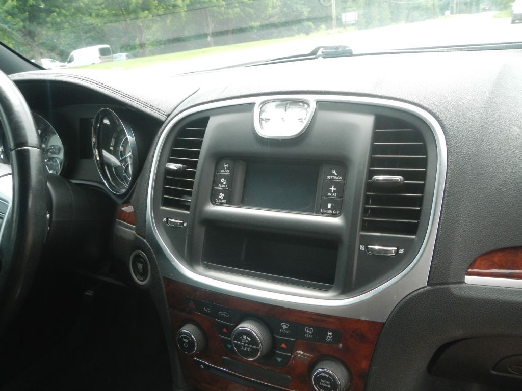2012 Chrysler 300 Image 22