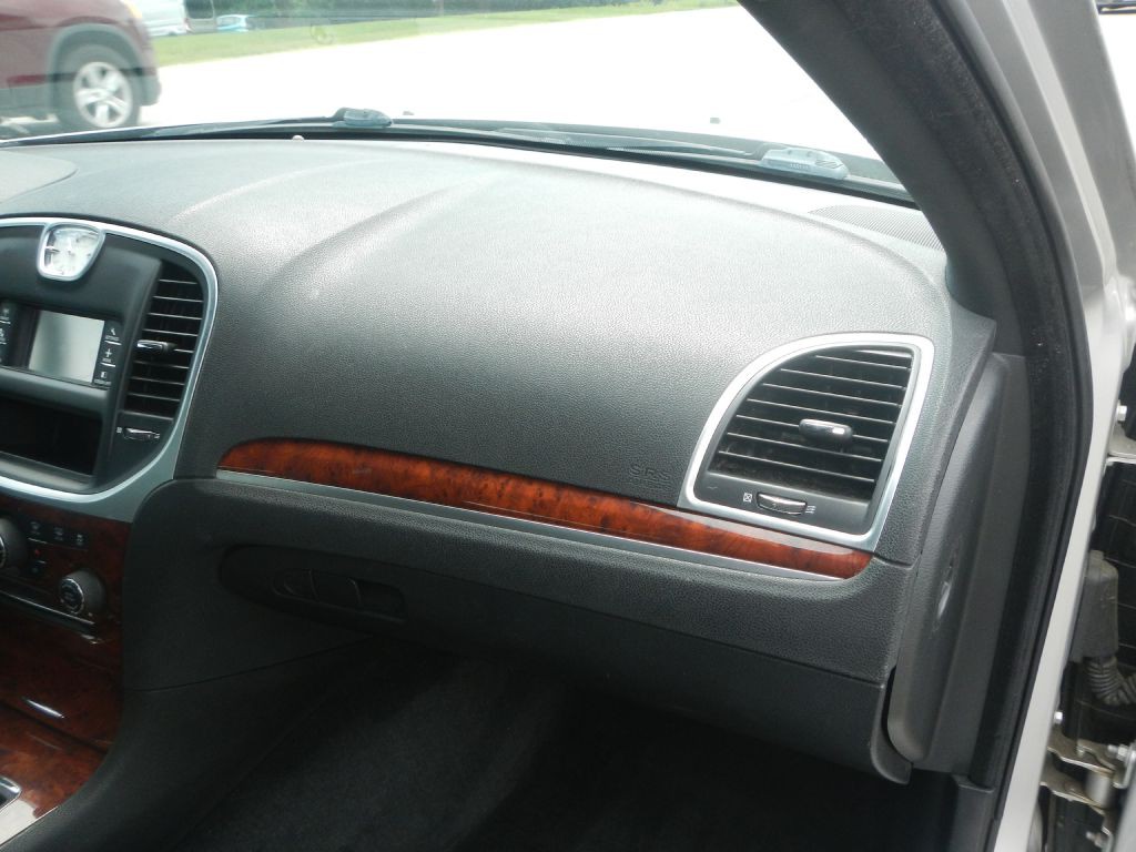2012 Chrysler 300 Image 25
