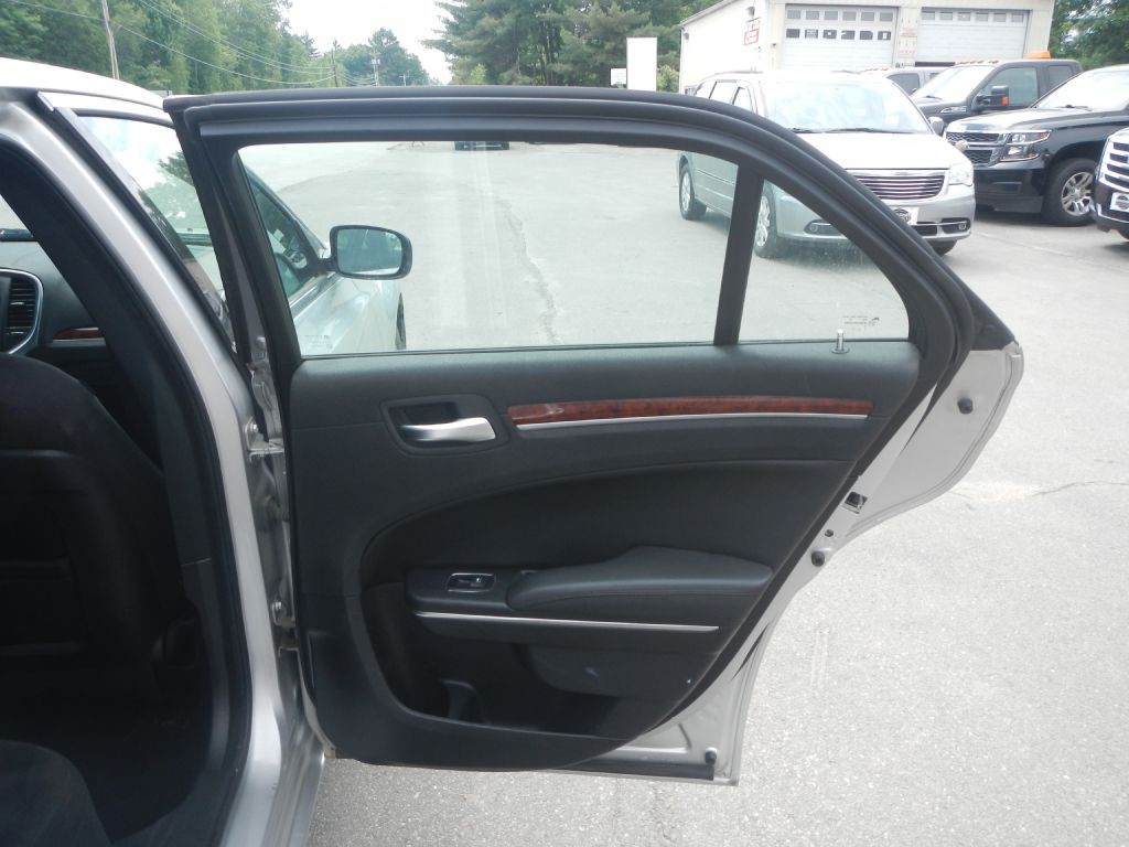 2012 Chrysler 300 Image 26