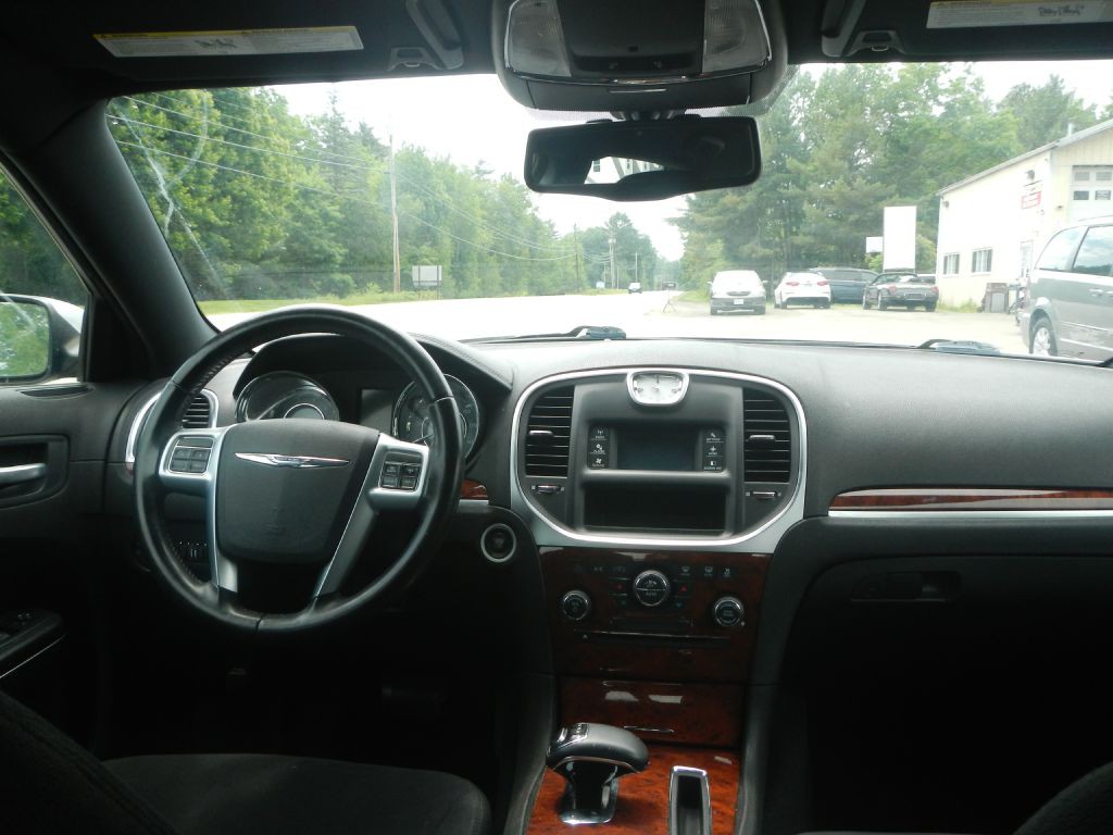 2012 Chrysler 300 Image 28