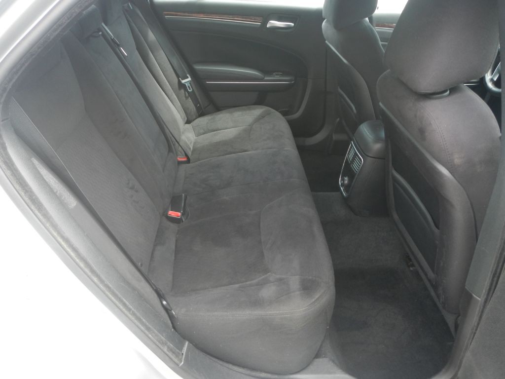 2012 Chrysler 300 Image 30