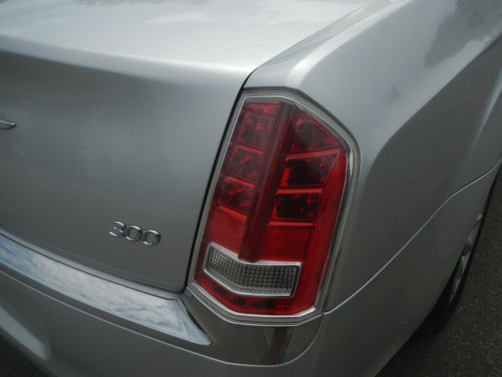 2012 Chrysler 300 Image 32