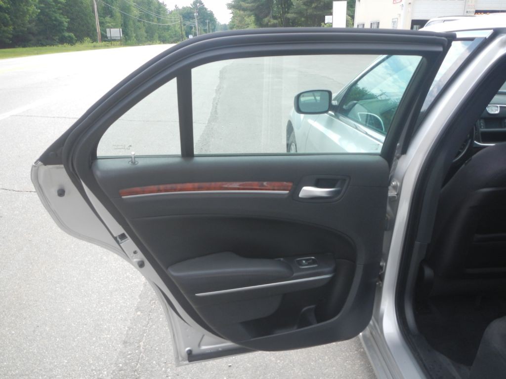 2012 Chrysler 300 Image 39