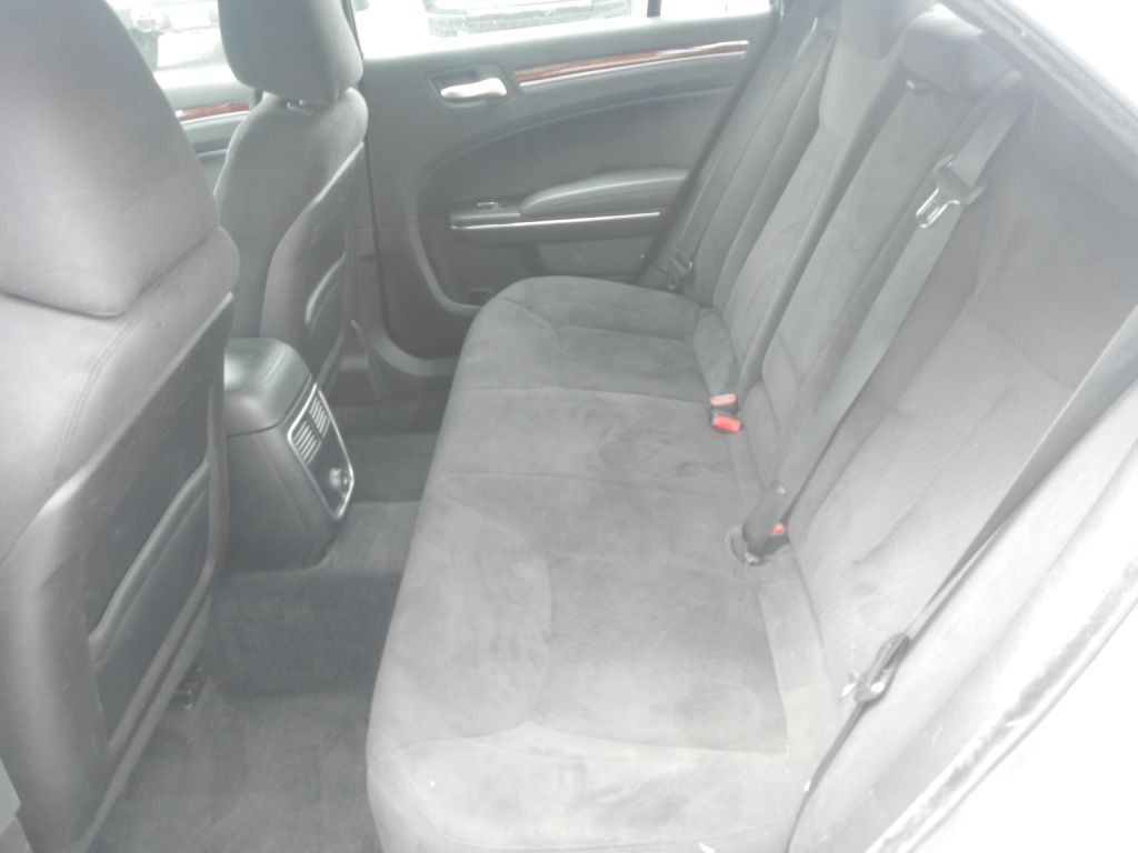 2012 Chrysler 300 Image 40