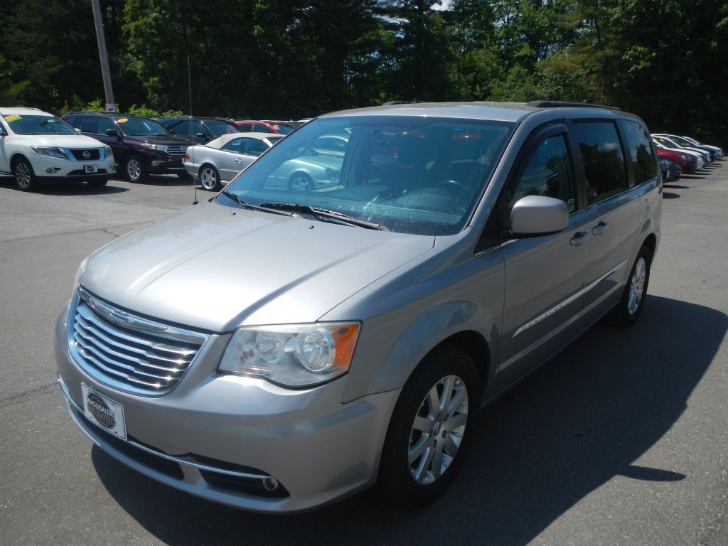 2014 Chrysler Town & Country Image 2