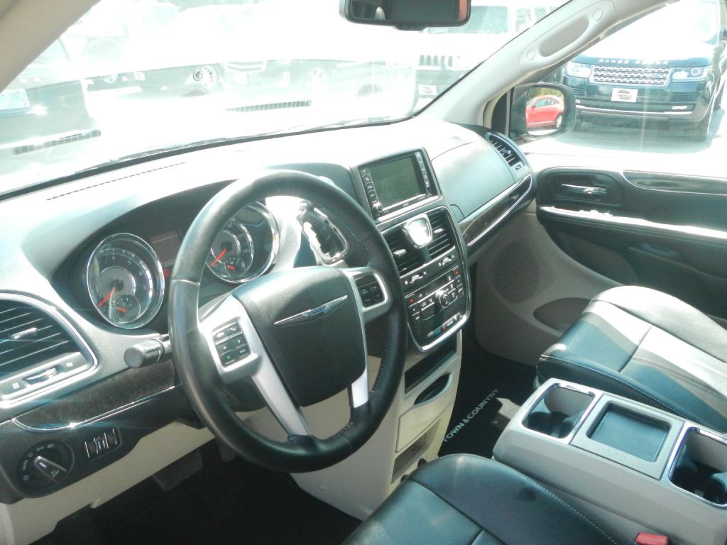 2014 Chrysler Town & Country Image 3