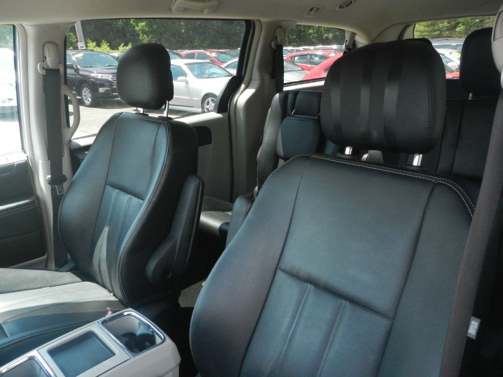 2014 Chrysler Town & Country Image 4