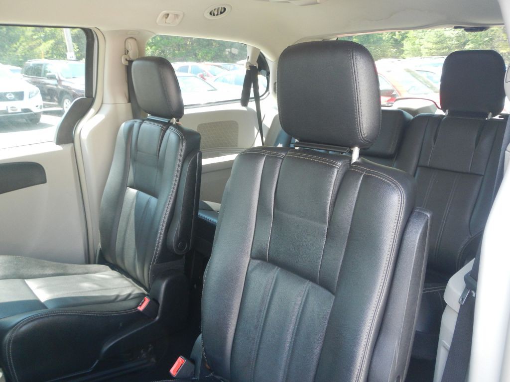 2014 Chrysler Town & Country Image 5