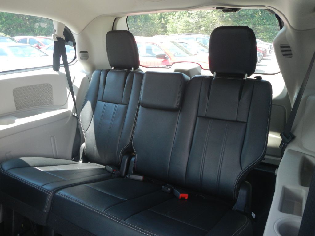 2014 Chrysler Town & Country Image 6