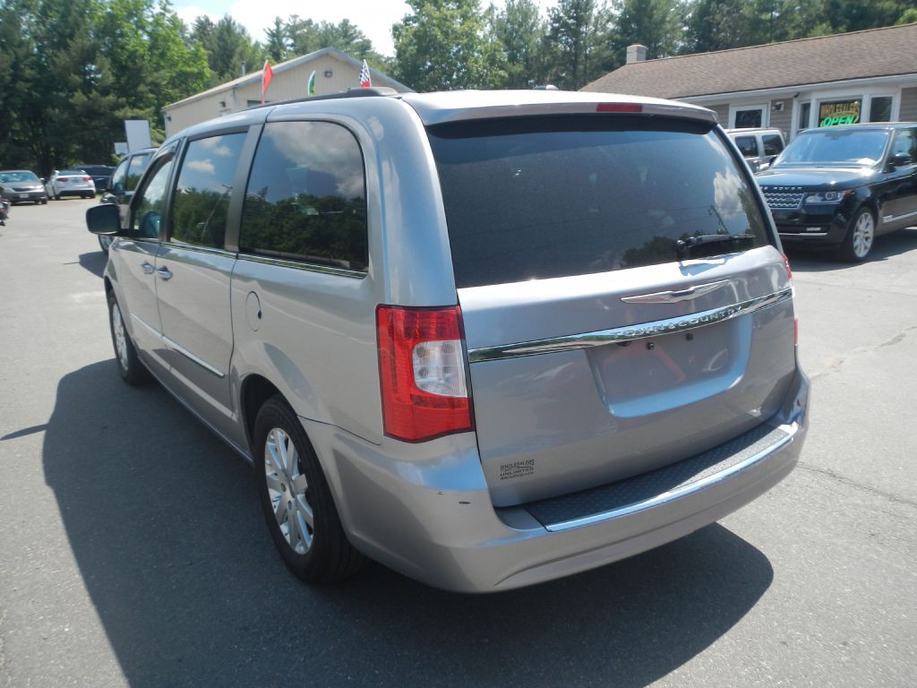 2014 Chrysler Town & Country Image 7