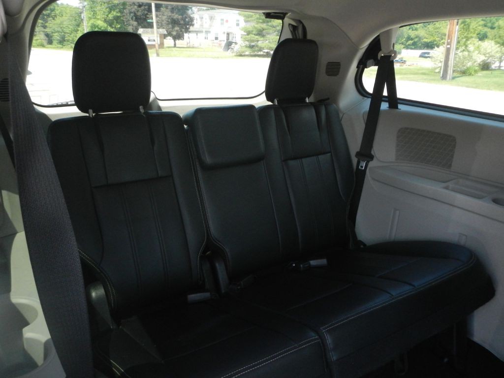 2014 Chrysler Town & Country Image 9