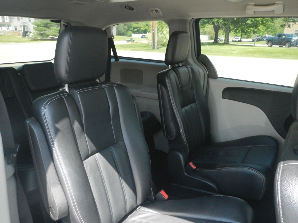 2014 Chrysler Town & Country Image 10