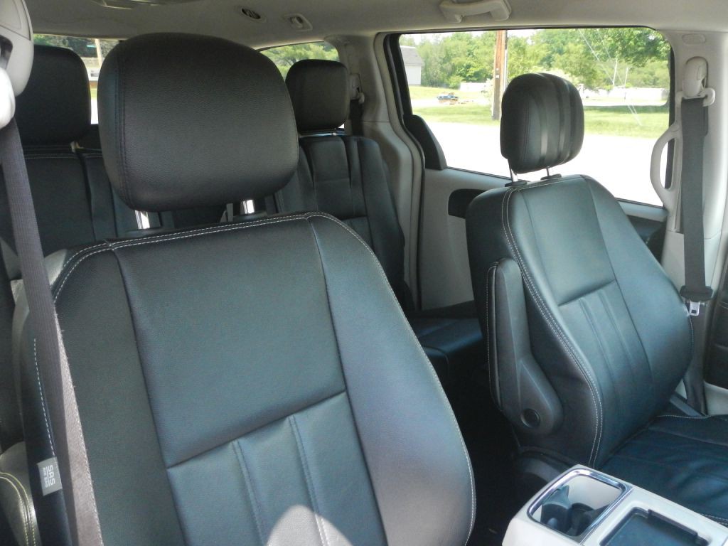 2014 Chrysler Town & Country Image 11