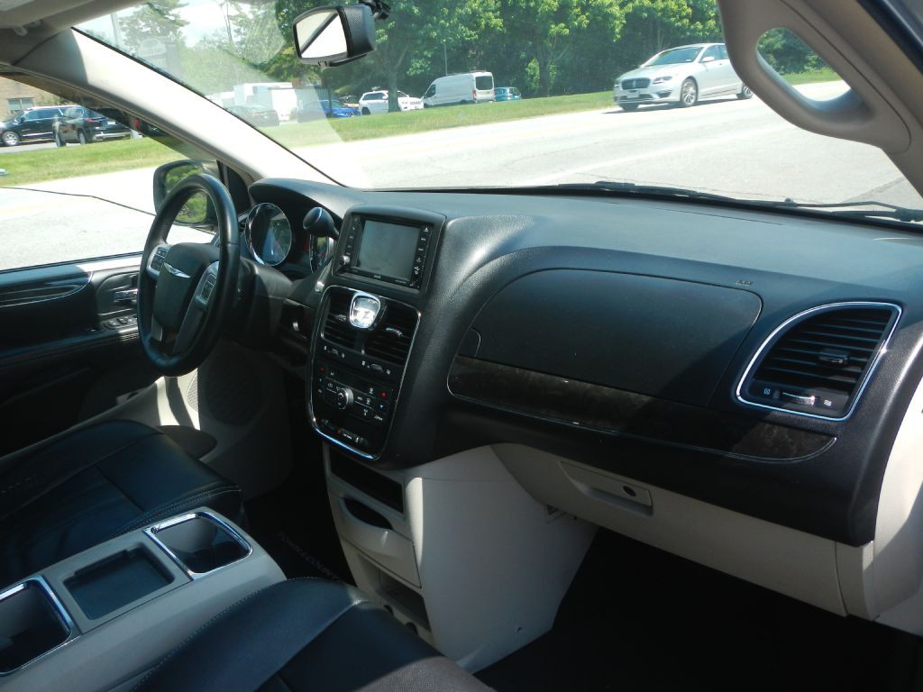 2014 Chrysler Town & Country Image 12