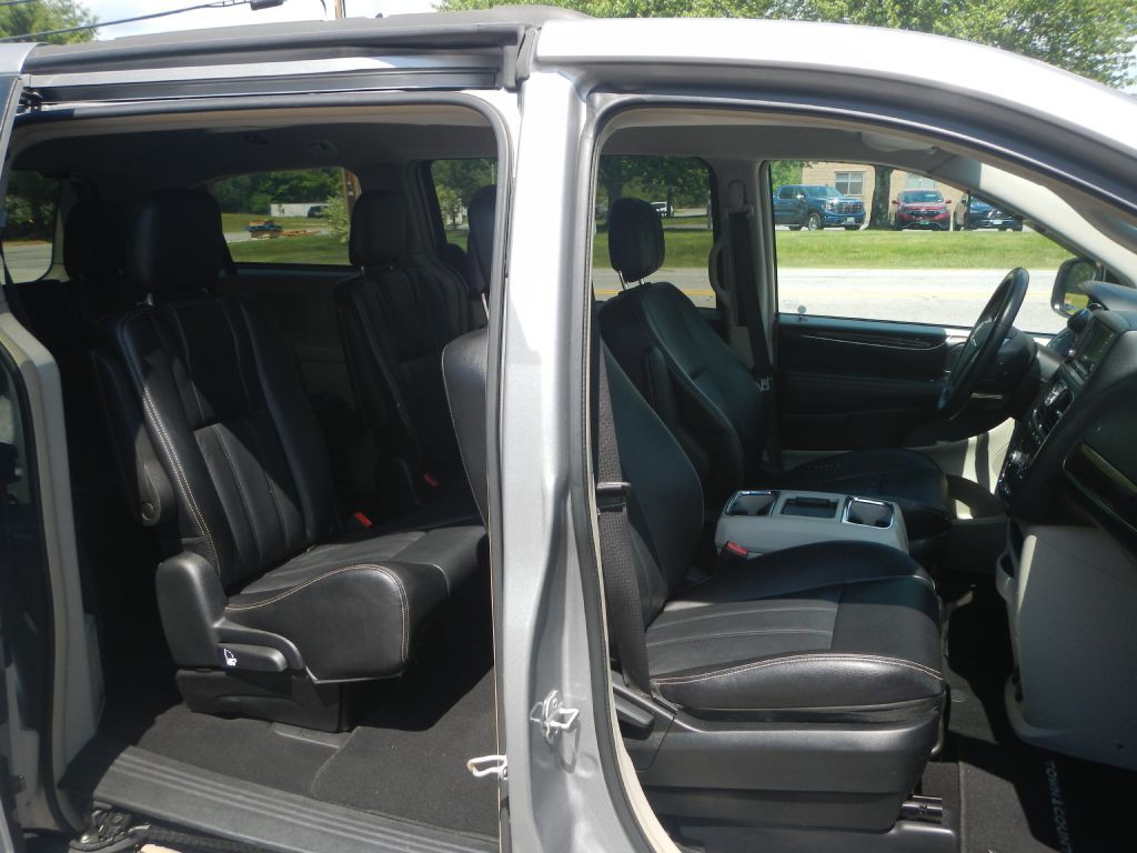 2014 Chrysler Town & Country Image 18