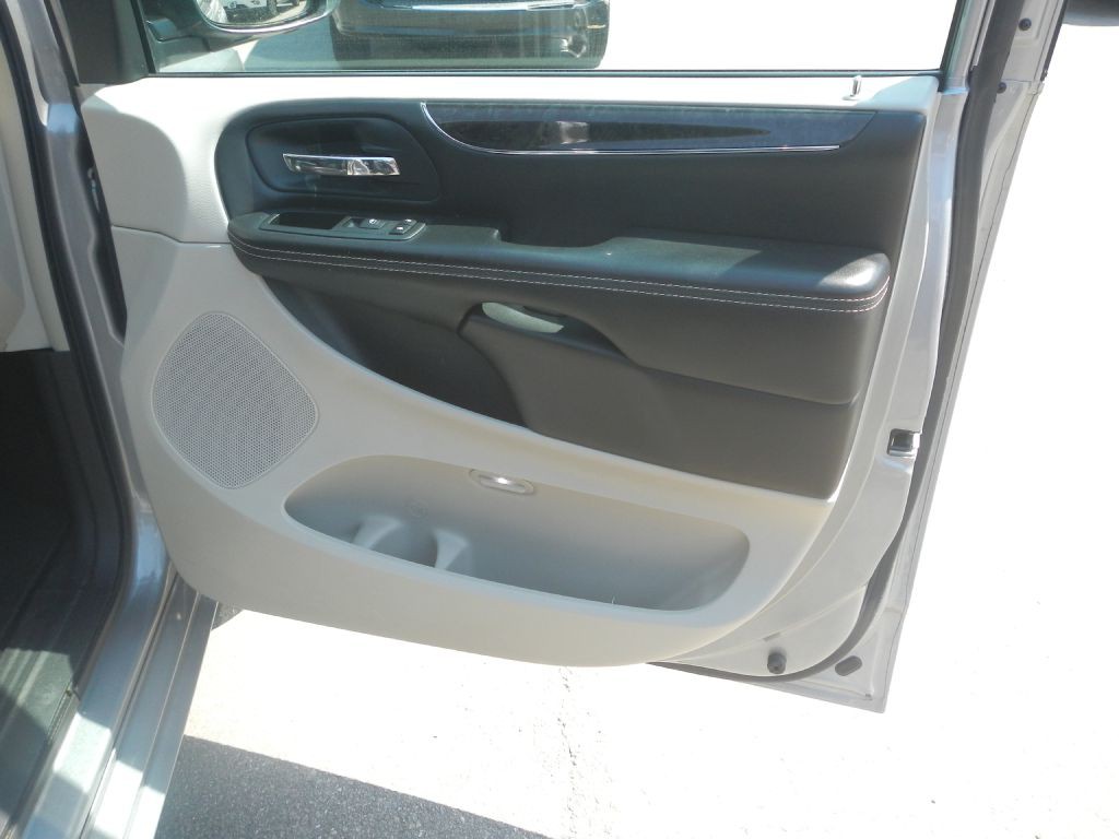 2014 Chrysler Town & Country Image 19