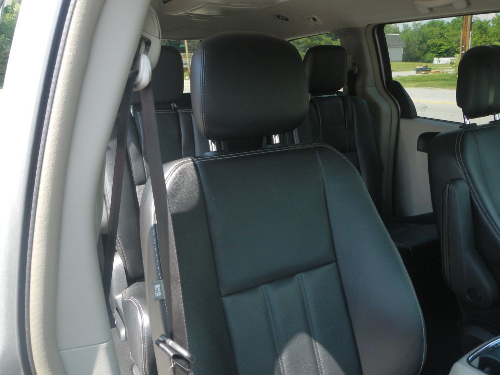 2014 Chrysler Town & Country Image 21
