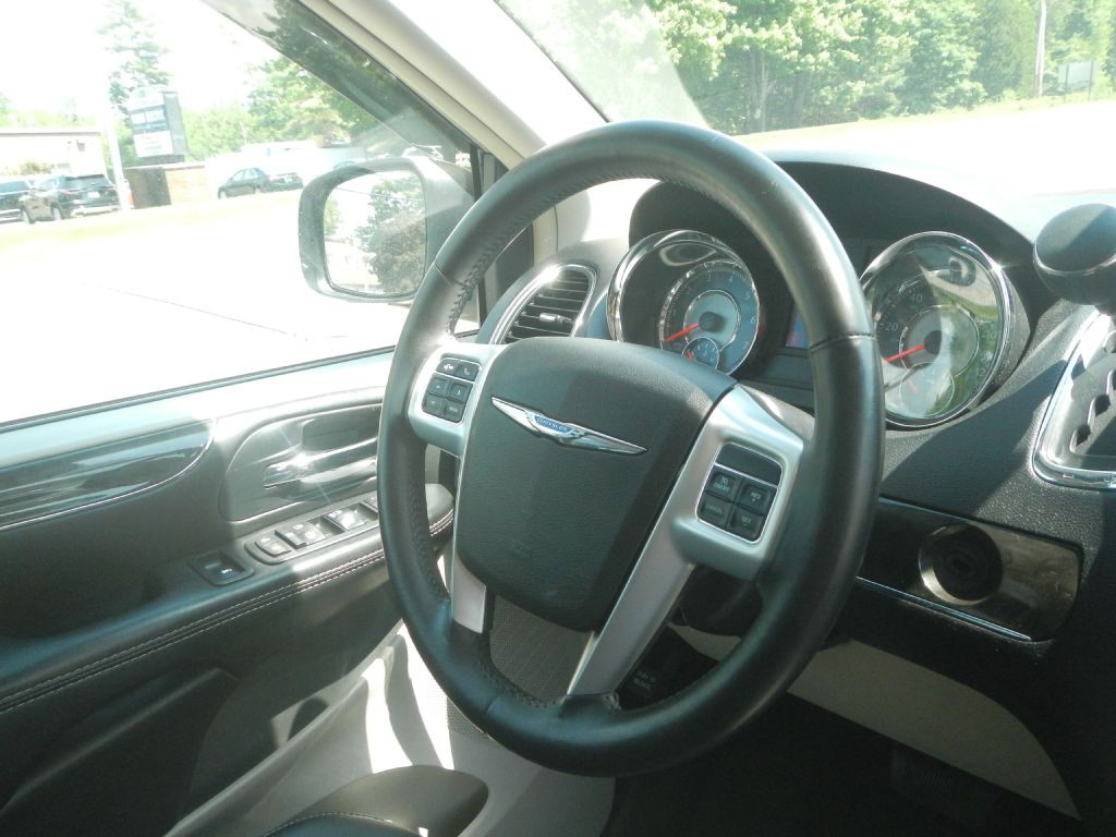 2014 Chrysler Town & Country Image 23