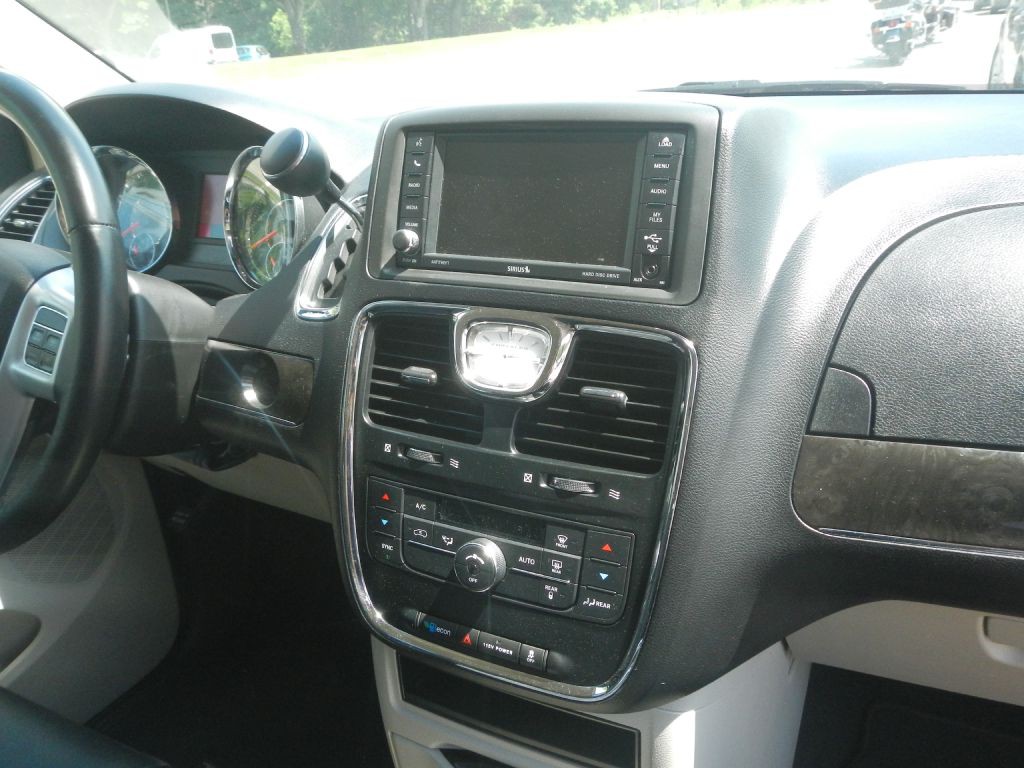 2014 Chrysler Town & Country Image 25