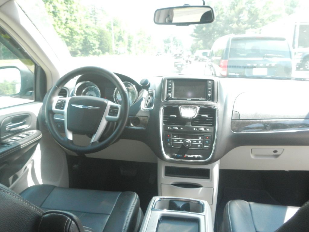 2014 Chrysler Town & Country Image 30
