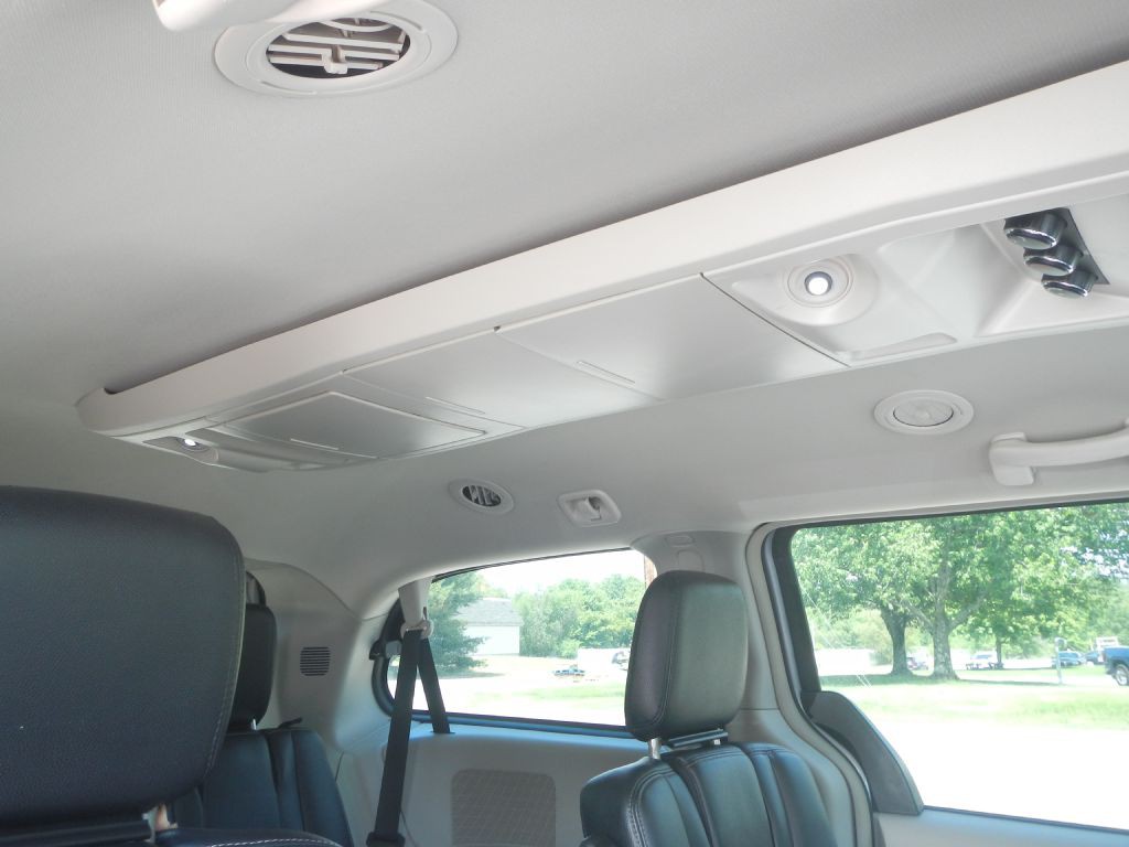 2014 Chrysler Town & Country Image 32