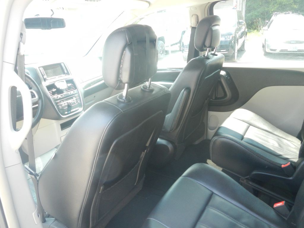 2014 Chrysler Town & Country Image 50