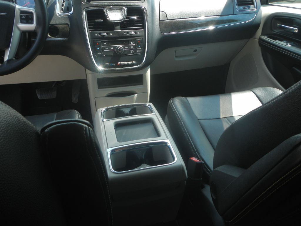2014 Chrysler Town & Country Image 51