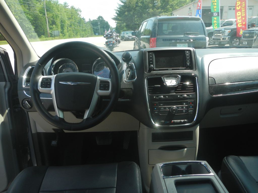 2014 Chrysler Town & Country Image 52