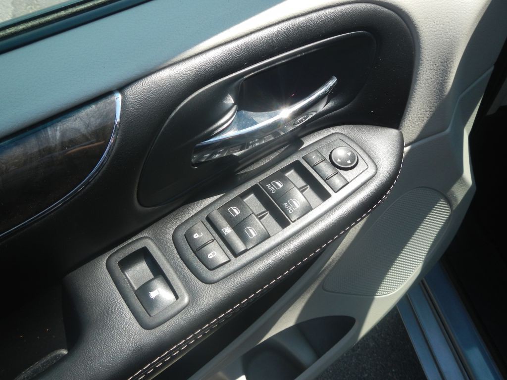 2014 Chrysler Town & Country Image 55