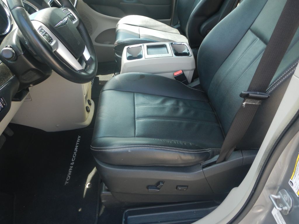 2014 Chrysler Town & Country Image 56