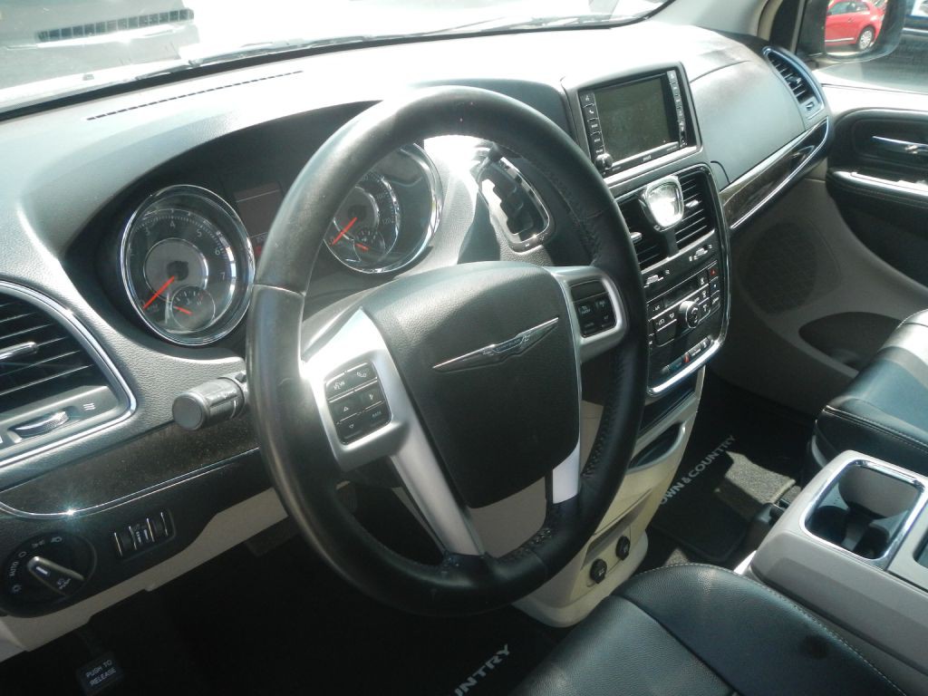 2014 Chrysler Town & Country Image 61